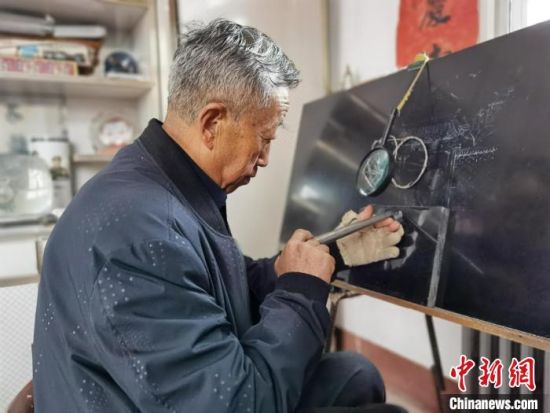 圖為陶世清在創(chuàng)作中?！钅?攝