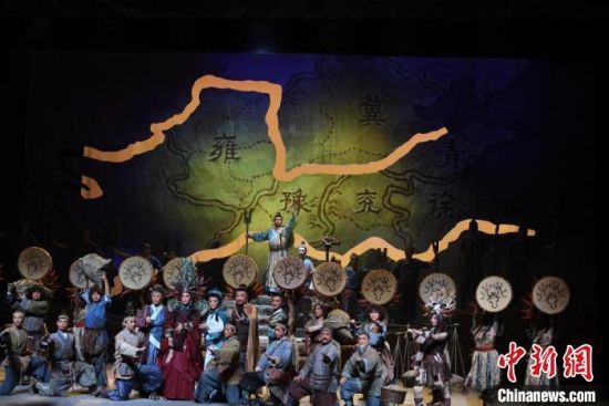 作為隴劇“梅花”，雷通霞在《大禹治水》中甘當“綠葉”，該劇推出后，反響十分熱烈。(資料圖) 楊艷敏 攝