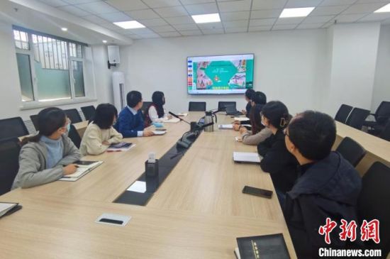 圖為甘肅教育出版社《寫給青少年的敦煌故事》叢書項(xiàng)目組，探討圖書封面設(shè)計(jì)?！￠Z姣 攝