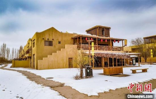 雪落敦煌月牙泉小鎮(zhèn)。　王斌銀 攝