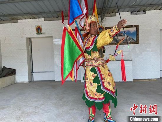 圖為完代才讓在外木村戲臺(tái)出演?！∷巫雨?攝