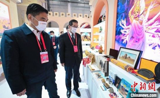 圖為甘肅省副省長孫雪濤(左)與甘肅省文化和旅游廳廳長陳衛(wèi)中(右)一同參觀“甘肅館”?！「拭C省文化和旅游廳供圖