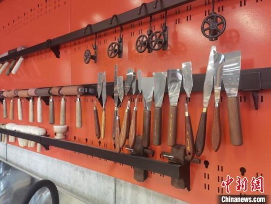 圖為徐晉林制作雕版敦煌壁畫所用工具。　閆姣 攝