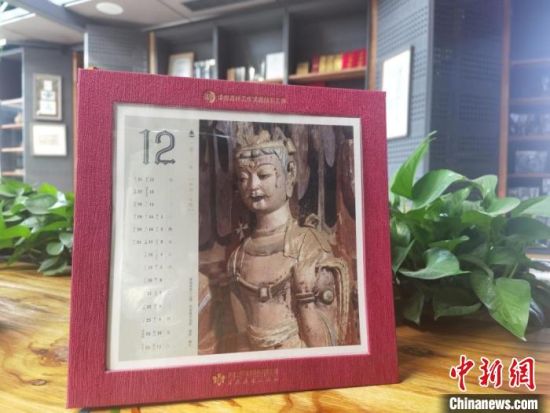 圖為徐晉林制作的敦煌題材的手工書《走進沙漠敦煌——莫高窟與藏書票藝術》，深受讀者喜愛?！￠Z姣 攝