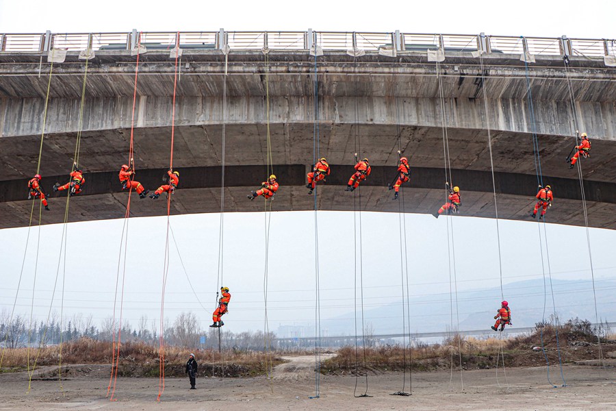 硬核！甘肅天水森林消防員百米高空練技能