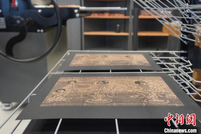 圖為徐晉林工作室制作的雕版敦煌壁畫印刷成品展示。　九美旦增 　攝