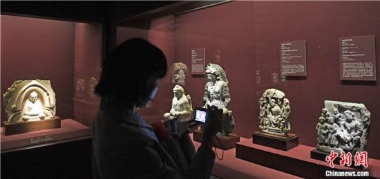 2018年8月，《平山郁夫的絲路世界——平山郁夫絲綢之路美術(shù)館文物展》在甘肅敦煌莫高窟開展。中新社記者 楊艷敏 攝