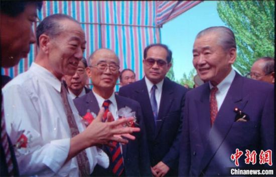 1994年8月，時(shí)任日本首相竹下登(右一)與時(shí)任敦煌研究院院長(zhǎng)段文杰在莫高窟親切交談。中新社發(fā) 婁婕 供圖