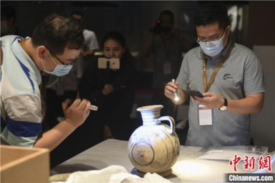 2020年6月，在長(zhǎng)沙博物館舉行“從地中海到中國(guó)：絲路寶藏——平山郁夫絲綢之路美術(shù)館藏文物展”前，專家開箱鑒定文物。中新社記者 楊華峰 攝