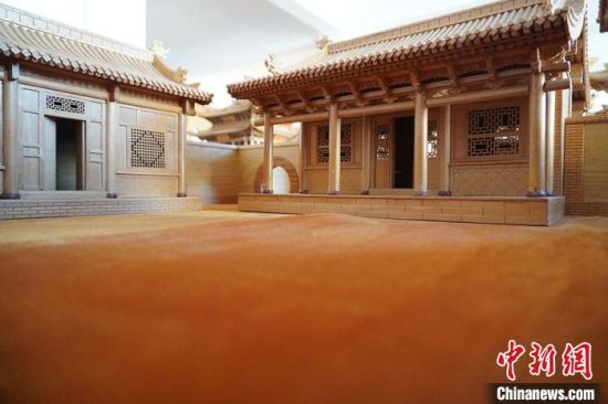 圖為微縮建筑蘭州四合院內(nèi)部結(jié)構(gòu)?！【琶赖┰?　攝