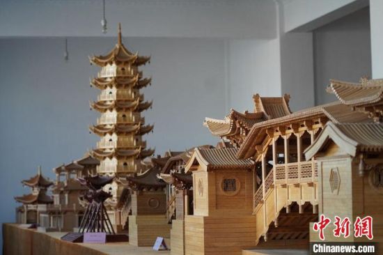 圖為古建筑模型制作技藝傳習所展廳內(nèi)的微縮古建筑作品?！【琶赖┰?　攝