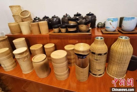 圖為展陳的一件件精致可愛的竹編農(nóng)具工藝品?！●T志軍 攝