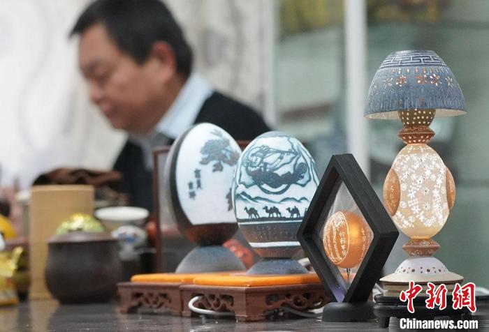 圖為吳義澤完成的蛋雕作品?！【琶赖ぴ?攝