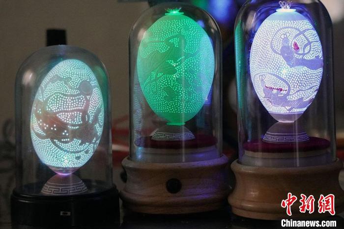 圖為以敦煌飛天為元素的蛋雕作品?！【琶赖ぴ?攝