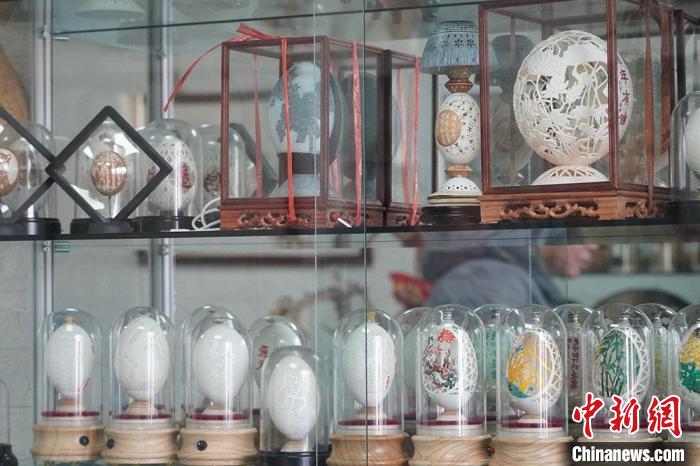 圖為吳義澤收藏柜內的蛋雕作品。　九美丹增 攝