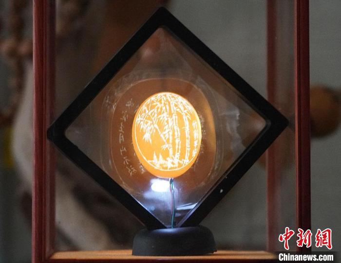 圖為吳義澤新包裝給蛋雕呈現立體感。　九美丹增 攝