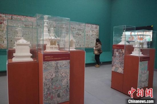 圖為觀眾欣賞數(shù)字復(fù)制壁畫?！【琶赖┰?攝