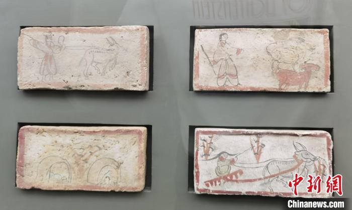 圖為嘉峪關(guān)長城博物館館藏文物魏晉墓彩繪畫像磚中豐富多彩的古代農(nóng)牧業(yè)生產(chǎn)活動(dòng)。(資料圖) 丁思 攝