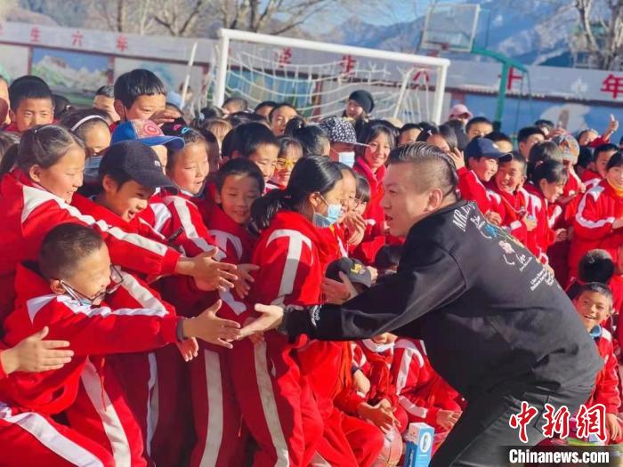 1月初，第五屆“街舞進(jìn)藏鄉(xiāng)”公益助學(xué)活動(dòng)在甘肅甘南結(jié)束，旨在讓藏族學(xué)子感受到街舞魅力?！￡惿菩?攝