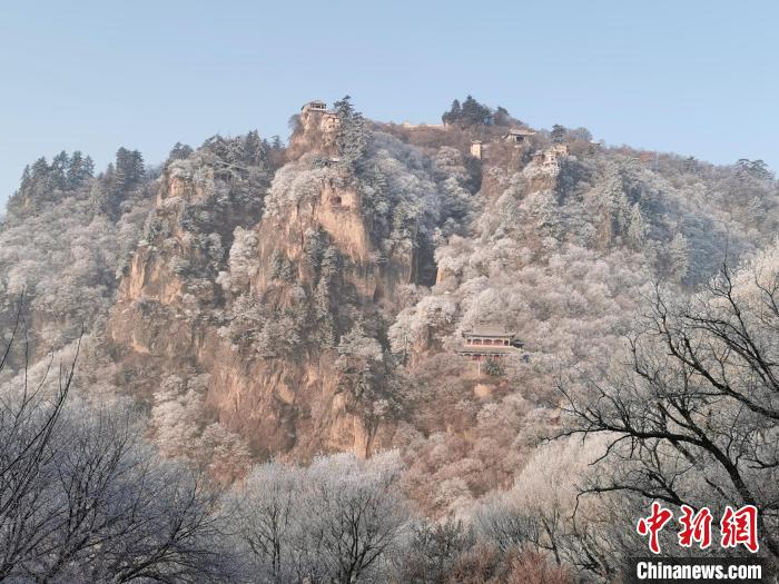 圖為崆峒山霧凇景色?！⌒煺袢A 攝