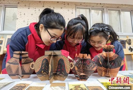 圖為學(xué)生用紙創(chuàng)作的立體彩陶。　劉玉桃 攝