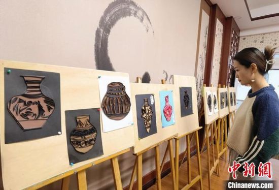 圖為學(xué)生用衍紙材料制作的彩陶紋飾。　劉玉桃 攝