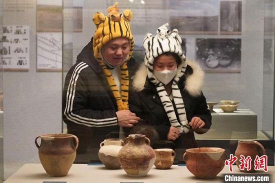 圖為市民戴虎頭帽在博物館內(nèi)參觀。九美旦增 攝