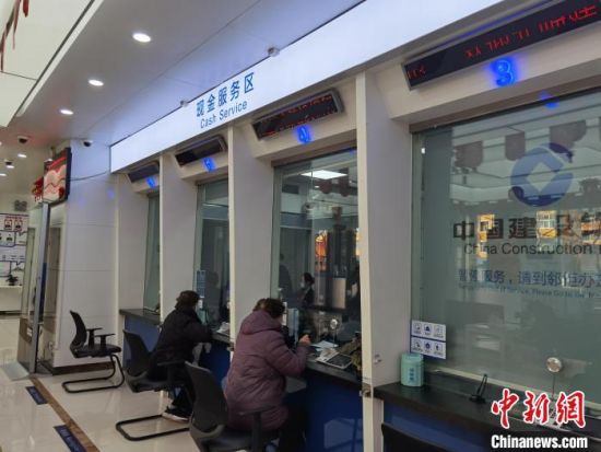 圖為蘭州市民在銀行兌換新鈔。　徐雪 攝