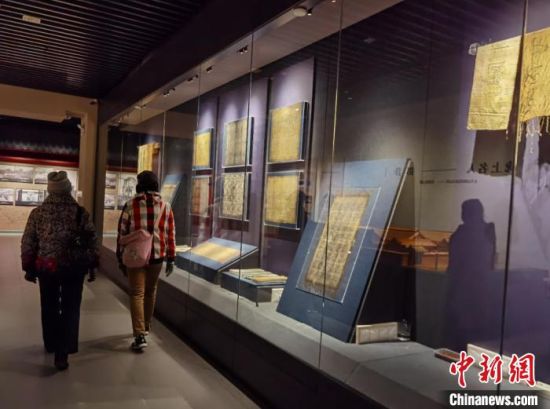 圖為蘭州市民參觀博物館展品。　徐雪 攝