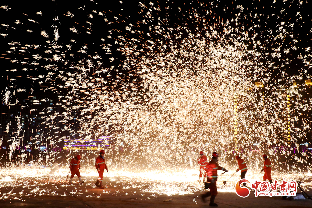 【隴拍客】炫彩奪目！非遺絕技永靖王氏“打鐵花”綻放夜空引關(guān)注