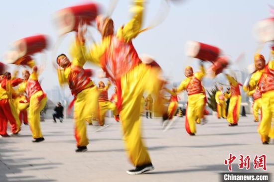 2019年2月19日，演員在黃河岸邊的蘭州水車博覽園內(nèi)進(jìn)行太平鼓表演，歡慶元宵佳節(jié)。(資料圖) 　楊艷敏 攝