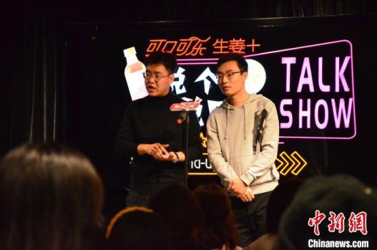 圖為脫口秀演員搭檔表演?！钅?攝