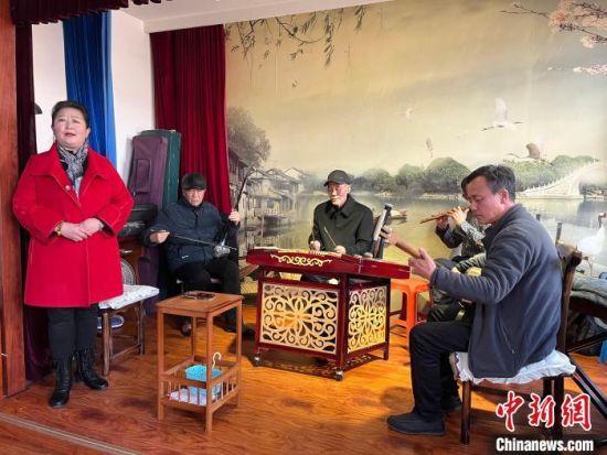 圖為蘭州鼓子表演者王常玉登臺演唱，她是這項入列國家級非物質(zhì)文化遺產(chǎn)的曲藝表演者中，為數(shù)不多的女演員?！堨下?攝