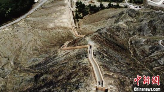 圖為甘肅嘉峪關(guān)懸臂長城吸引游客打卡 。(資料圖) 李亞龍 攝