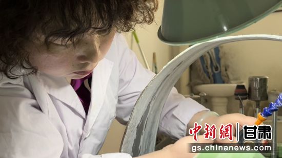 夜光杯制作學(xué)徒謝小琴坦言，雖工作枯燥，但是能夠掌握國(guó)家級(jí)非遺技藝是很自豪的。王牧雨 攝