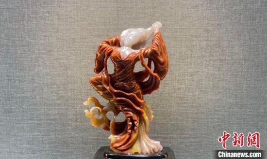 圖為翩然起舞的飛天玉雕?！「攥?攝