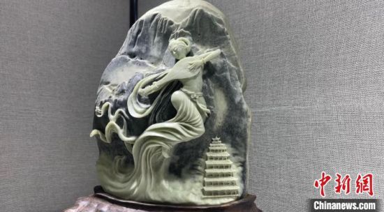 圖為李學(xué)平的玉雕作品?！「攥?攝