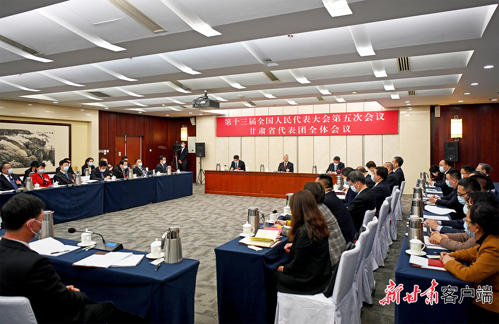 甘肅代表團(tuán)舉行全體會(huì)議，尹弘主持并講話