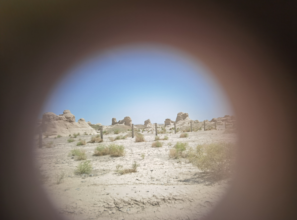 插圖2：透過河西走廊遺存的古陶片孔洞所見。攝影：陳曉斌。拍攝日期：2020年6月。