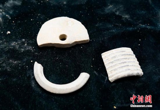 圖為靜寧縣賈河鄉(xiāng)竇坪村出土的佩飾。 夏劍鋒 攝