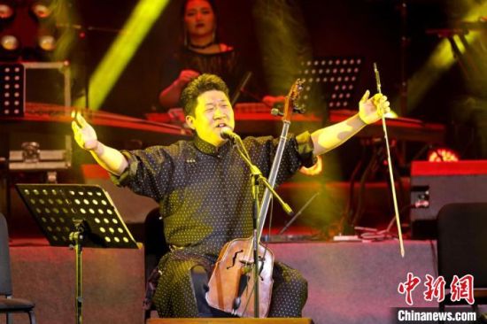 圖為樂(lè)隊(duì)主創(chuàng)巴依勒格。(資料圖) 受訪者供圖