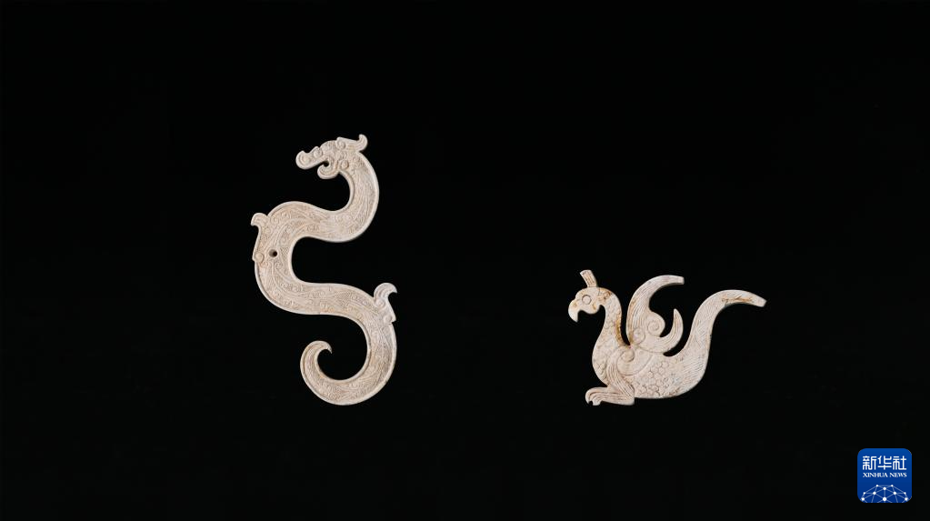 江西樟樹市國字山戰(zhàn)國墓葬出土玉龍、玉鳳（資料圖）。