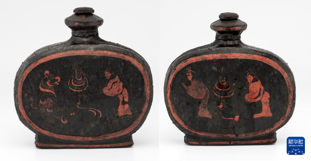 湖北云夢縣鄭家湖戰(zhàn)國秦漢墓地出土扁壺（資料圖）。