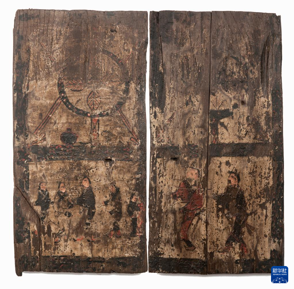 湖北云夢縣鄭家湖戰(zhàn)國秦漢墓地的一處板門繪畫（資料圖）。