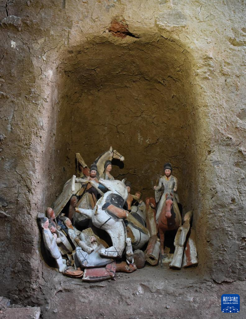 甘肅武威市唐代吐谷渾王族墓葬群慕容智墓墓道壁龕出土儀仗俑群（資料圖）。