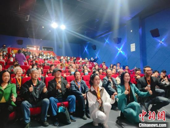 《浴血誓言》主創(chuàng)團(tuán)隊(duì)與到場的紅軍后代合影。　陳選斌 攝