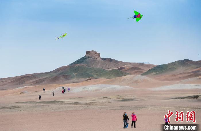 圖為市民正在陽關(guān)景區(qū)放風(fēng)箏。　王斌銀 攝