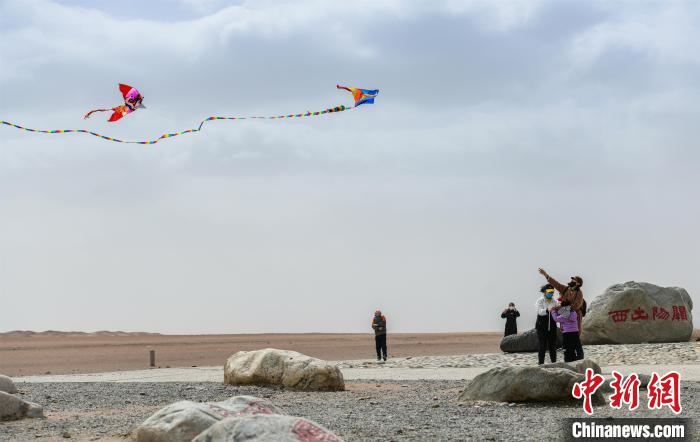 圖為市民正在陽關(guān)景區(qū)放風(fēng)箏?！⊥醣筱y 攝