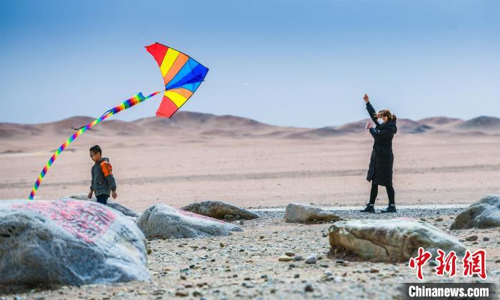 圖為市民正在陽關(guān)景區(qū)放風(fēng)箏?！⊥醣筱y 攝