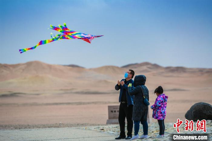 圖為市民正在陽關(guān)景區(qū)放風(fēng)箏?！⊥醣筱y 攝